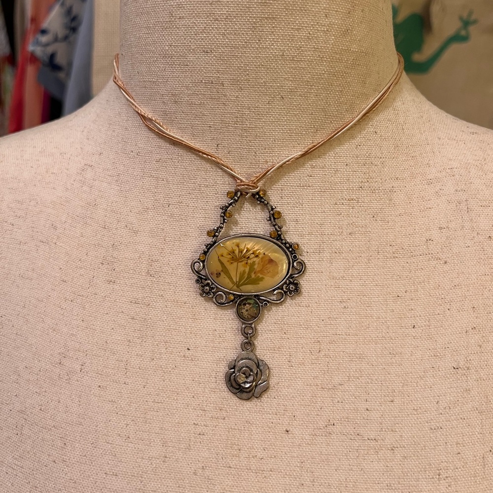 Vintage-Inspired Y2K Pressed Flowers Necklace with Silver and Gold Accents - Picture 2 of 5